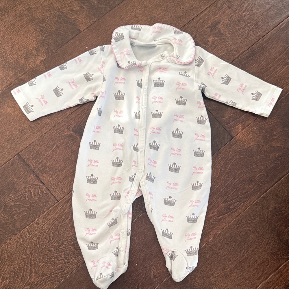 Rachel Riley Crown Print Footie - White and Gray